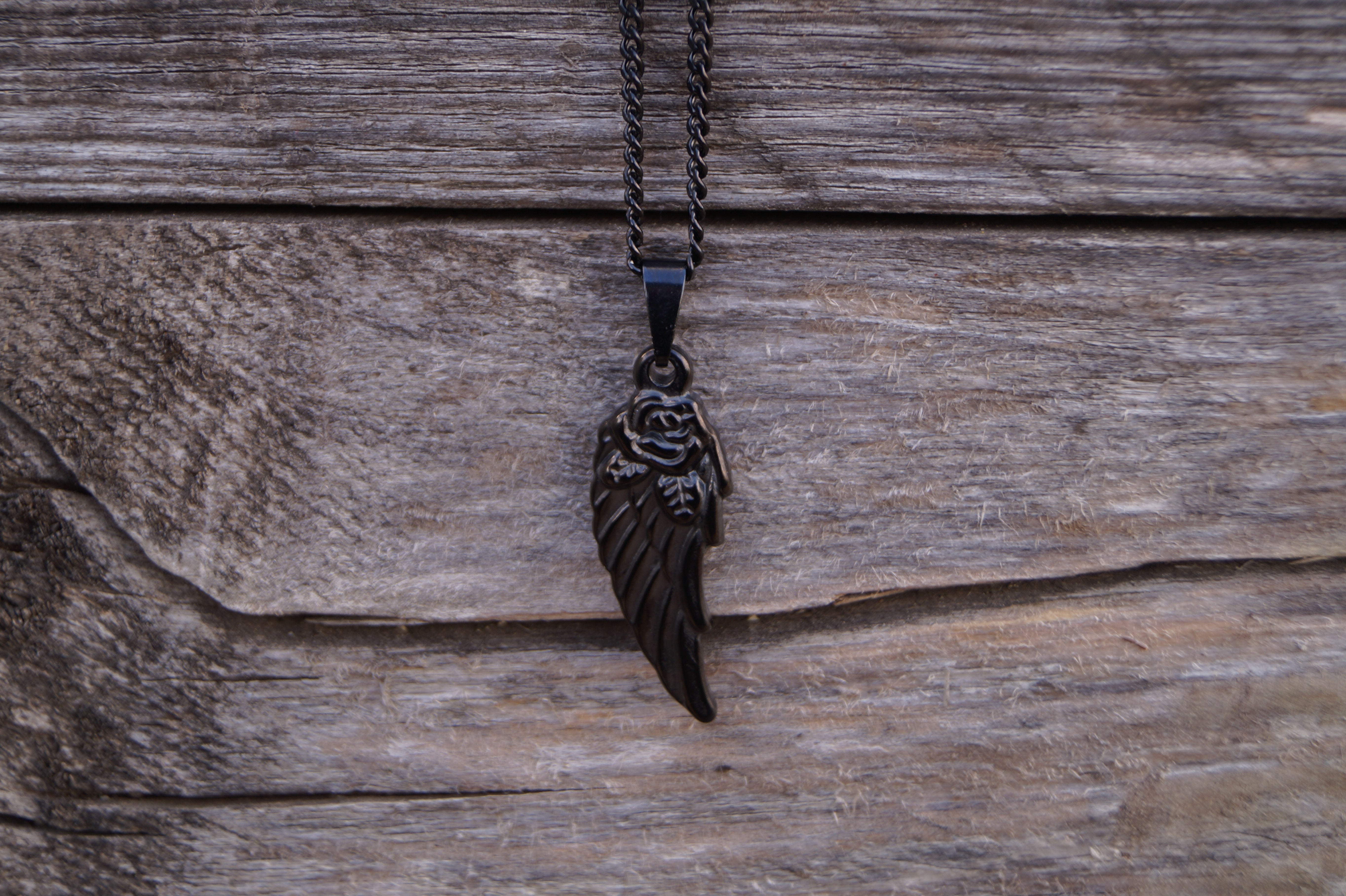 Surfer Necklace - Black Wing